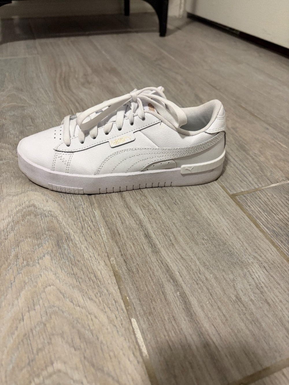 LIKE NEW! Women's PUMA White Leather Court Sneaker - 6.5